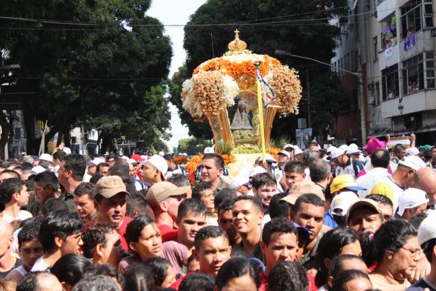 Fiéis acompanham a imagem de Nossa Senhora de Nazaré em <a href="https://viajeaqui.abril.com.br/estabelecimentos/br-pa-belem-atracao-cirio-de-nazare" rel="caminhada de 5km pelas ruas de Belém" target="_blank">caminhada de 5km pelas ruas de Belém</a> Fiéis acompanham a imagem de Nossa Senhora de Nazaré em <a href="https://viajeaqui.abril.com.br/estabelecimentos/br-pa-belem-atracao-cirio-de-nazare" rel="caminhada de 5km pelas ruas de Belém" target="_blank">caminhada de 5km pelas ruas de Belém</a>