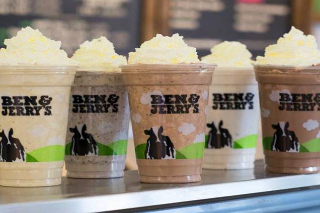 <strong><a href="https://www.benjerry.com/" rel="Ben & Jerrys" target="_blank">Ben & Jerrys</a></strong> A rede já é bem conhecida pelos brasileiros. Mas isso não significa que ela tenha que ficar de fora em um roteiro pela Big Apple! Aqui, os sabores típicos de sorvetes e milkshakes, como o de cheesecake de morango e o de cookie de chocolate, fazem sucesso com a clientela. <em>30 Rockefeller Center, 10020 e mais onze endereços</em> <strong><a href="https://www.benjerry.com/" rel="Ben & Jerrys" target="_blank">Ben & Jerrys</a></strong> A rede já é bem conhecida pelos brasileiros. Mas isso não significa que ela tenha que ficar de fora em um roteiro pela Big Apple! Aqui, os sabores típicos de sorvetes e milkshakes, como o de cheesecake de morango e o de cookie de chocolate, fazem sucesso com a clientela. <em>30 Rockefeller Center, 10020 e mais onze endereços</em>