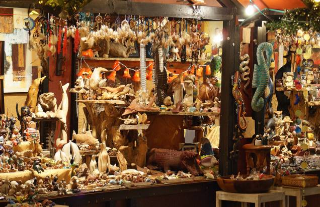 <strong>1. <a href="https://viajeaqui.abril.com.br/cidades/alemanha-berlim/fotos" rel="Berlim" target="_blank">Berlim</a></strong>O mercado de Natal mais tradicional da <a href="https://viajeaqui.abril.com.br/paises/alemanha" rel="Alemanha" target="_blank">Alemanha</a> é realizado hoje em cinco diferentes locais de Berlim. O mais belo de todos fica ao redor do Castelo de Charlottenburg e dos jardins do seu parque, que se transformam em um mundo mágico de luzes, cores e sabores. O mais cosmopolita dos mercados é realizado na área da igreja Kaiser Wilhelm Memorial Gedächtniskirche, próximo à rua mais badalada da cidade, Kurfürstendamm Strasse<a href="https://www.booking.com/city/de/berlin.pt-br.html?aid=332455&label=viagemabril-natalalemanha" rel="Veja hotéis em Berlim no booking.com" target="_blank"><em>Veja hotéis em Berlim no Booking.com</em></a> <strong>1. <a href="https://viajeaqui.abril.com.br/cidades/alemanha-berlim/fotos" rel="Berlim" target="_blank">Berlim</a></strong>O mercado de Natal mais tradicional da <a href="https://viajeaqui.abril.com.br/paises/alemanha" rel="Alemanha" target="_blank">Alemanha</a> é realizado hoje em cinco diferentes locais de Berlim. O mais belo de todos fica ao redor do Castelo de Charlottenburg e dos jardins do seu parque, que se transformam em um mundo mágico de luzes, cores e sabores. O mais cosmopolita dos mercados é realizado na área da igreja Kaiser Wilhelm Memorial Gedächtniskirche, próximo à rua mais badalada da cidade, Kurfürstendamm Strasse<a href="https://www.booking.com/city/de/berlin.pt-br.html?aid=332455&label=viagemabril-natalalemanha" rel="Veja hotéis em Berlim no booking.com" target="_blank"><em>Veja hotéis em Berlim no Booking.com</em></a>