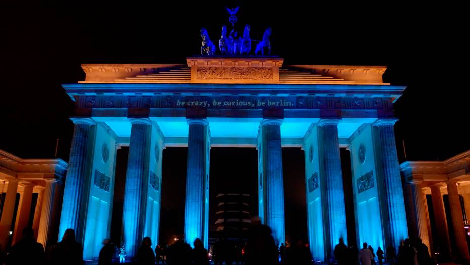 <strong>Festival of Lights – <a href="https://viajeaqui.abril.com.br/cidades/alemanha-berlim" rel="Berlim - Alemanha" target="_blank">Berlim </a></strong><strong><a href="https://viajeaqui.abril.com.br/cidades/alemanha-berlim" rel="Berlim - Alemanha" target="_blank">–</a></strong><strong><a href="https://viajeaqui.abril.com.br/cidades/alemanha-berlim" rel="Berlim - Alemanha" target="_blank"> Alemanha</a></strong>    Todo ano, em outubro, Berlim se ilumina para o Festival das Luzes, que é celebrado durante uma ou duas semanas. É um festival de Light Art (arte com luz), em que artistas alemães e internacionais apresentam instalações de luz por toda a cidade. “Seja louco, seja curioso, seja Berlim”, exorta a frase projetada no alto do portão de Brandemburgo