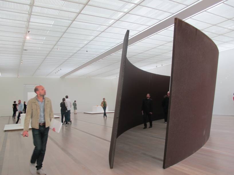 5. A Fondation Beyeler exibe a coleção do fundador da Art Basel, Ernst Beyeler. O acervo tem Van Gogh, Mark Rothko, Picasso, Richard Serra (foto), e o prédio é projetado pelo italiano Renzo Piano, prêmio Pritzker de 1998 (o Nobel da arquitetura). Fica em uma villa, com parque e restaurante. (Baselstrasse 101)