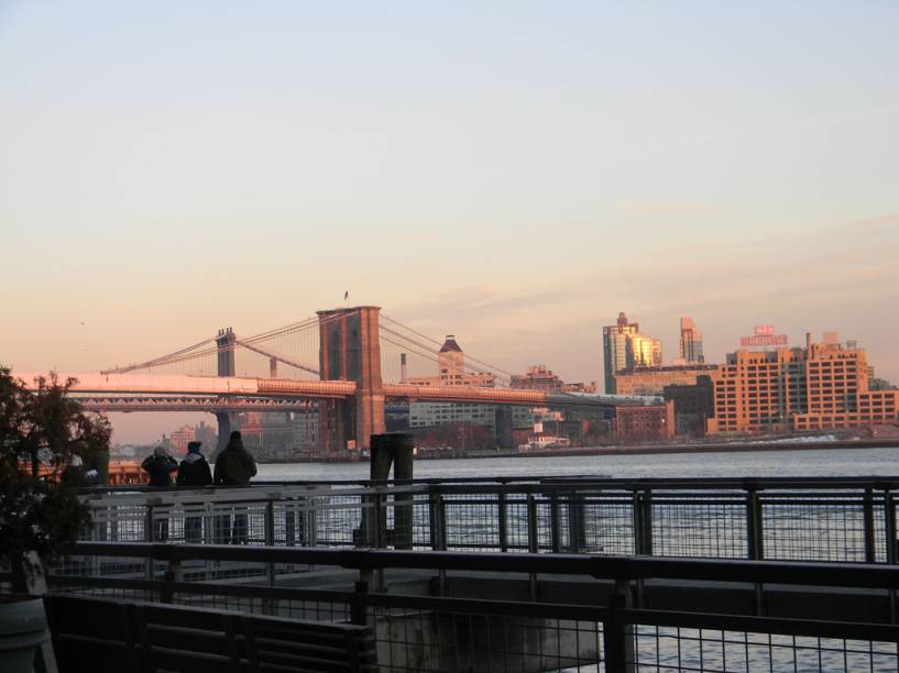 Fim de tarde na <a href="https://viajeaqui.abril.com.br/estabelecimentos/estados-unidos-nova-york-atracao-brooklyn-bridge" rel="Brooklyn Bridge" target="_self">Brooklyn Bridge</a>, no bairro do Brooklyn, <a href="https://viajeaqui.abril.com.br/cidades/estados-unidos-nova-york" rel="Nova York" target="_self">Nova York</a>, <a href="https://viajeaqui.abril.com.br/paises/estados-unidos" rel="Estados Unidos" target="_self">Estados Unidos</a> Fim de tarde na <a href="https://viajeaqui.abril.com.br/estabelecimentos/estados-unidos-nova-york-atracao-brooklyn-bridge" rel="Brooklyn Bridge" target="_self">Brooklyn Bridge</a>, no bairro do Brooklyn, <a href="https://viajeaqui.abril.com.br/cidades/estados-unidos-nova-york" rel="Nova York" target="_self">Nova York</a>, <a href="https://viajeaqui.abril.com.br/paises/estados-unidos" rel="Estados Unidos" target="_self">Estados Unidos</a>