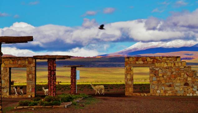 Lhamas cruzam a entrada do Villarejo de Allota, <a href="https://viajeaqui.abril.com.br/cidades/bolivia-uyuni" rel="Uyun" target="_self">Uyun</a>, <a href="https://viajeaqui.abril.com.br/paises/bolivia" rel="Bolivia" target="_self">Bolivia</a> Lhamas cruzam a entrada do Villarejo de Allota, <a href="https://viajeaqui.abril.com.br/cidades/bolivia-uyuni" rel="Uyun" target="_self">Uyun</a>, <a href="https://viajeaqui.abril.com.br/paises/bolivia" rel="Bolivia" target="_self">Bolivia</a>