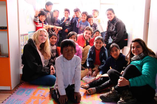 <strong>ONG Biblioworks - Chuquisaca, <a href="https://viajeaqui.abril.com.br/paises/bolivia" rel="Bolívia" target="_blank">Bolívia</a></strong> A ONG Biblioworks, na Bolívia, até agora foi o trabalho mais marcante para Marcelo e Tainá: “Trabalhamos nessa ONG que implementa bibliotecas em áreas rurais do estado de Chuquisaca, na Bolívia. Acostumados com uma cidade que não dorme, com milhares de pessoas andando apressadas na rua e com a abundância cultural pulsante de São Paulo, chegar nesses pequenos povoados é uma experiência feliz e sofrida simultaneamente” <strong>ONG Biblioworks - Chuquisaca, <a href="https://viajeaqui.abril.com.br/paises/bolivia" rel="Bolívia" target="_blank">Bolívia</a></strong> A ONG Biblioworks, na Bolívia, até agora foi o trabalho mais marcante para Marcelo e Tainá: “Trabalhamos nessa ONG que implementa bibliotecas em áreas rurais do estado de Chuquisaca, na Bolívia. Acostumados com uma cidade que não dorme, com milhares de pessoas andando apressadas na rua e com a abundância cultural pulsante de São Paulo, chegar nesses pequenos povoados é uma experiência feliz e sofrida simultaneamente”