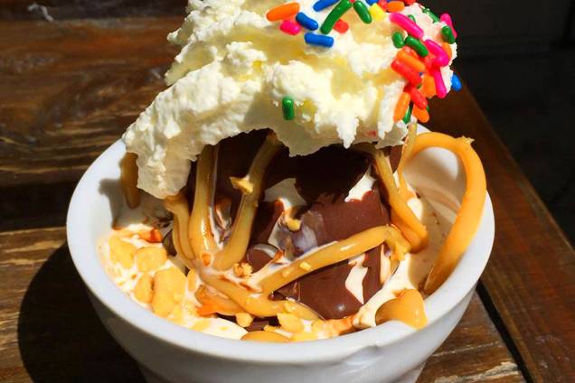 <strong><a href="https://biggayicecream.com/" rel="Big Gay Ice Cream Shop" target="_blank">Big Gay Ice Cream Shop</a></strong> O ambiente faz jus ao nome: a casa é descontraída e os atendentes super bem humorados. Dá pra optar por mais de um sabor e cobertura, como no caso do <strong>sorvete de creme com chantilly, caramelo e chocolate</strong>. <em>125 East 7th Street, East Village, 10009</em> e <em>61 Grove Street, West Village, 10014</em> <strong><a href="https://biggayicecream.com/" rel="Big Gay Ice Cream Shop" target="_blank">Big Gay Ice Cream Shop</a></strong> O ambiente faz jus ao nome: a casa é descontraída e os atendentes super bem humorados. Dá pra optar por mais de um sabor e cobertura, como no caso do <strong>sorvete de creme com chantilly, caramelo e chocolate</strong>. <em>125 East 7th Street, East Village, 10009</em> e <em>61 Grove Street, West Village, 10014</em>