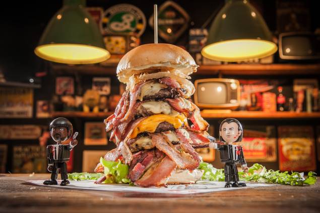 <strong>7. <a href="https://www.bigkahunaburger.com.br/" target="_blank">Big Kahuna</a> - </strong>Ezequiel 25:17, célebre citação de Samuel L. Jackson em Pulp Fiction, dá nome ao provavelmente mais robusto sanduíche da história de <a href="https://viajeaqui.abril.com.br/cidades/br-sp-sao-paulo" target="_blank">São Paulo</a>: cinco hambúrgueres de 140 gramas, dez fatias de bacon, dez fatias de queijo, tomate, alface, crispy onions e maionese. Se você não vai em turma ou pensa que “menos é mais”, peça um dos Royale, burgers com cheddar e maionese no pão brioche. <em>Alameda Lorena, 53 - Jardins</em> <strong>7. <a href="https://www.bigkahunaburger.com.br/" target="_blank">Big Kahuna</a> - </strong>Ezequiel 25:17, célebre citação de Samuel L. Jackson em Pulp Fiction, dá nome ao provavelmente mais robusto sanduíche da história de <a href="https://viajeaqui.abril.com.br/cidades/br-sp-sao-paulo" target="_blank">São Paulo</a>: cinco hambúrgueres de 140 gramas, dez fatias de bacon, dez fatias de queijo, tomate, alface, crispy onions e maionese. Se você não vai em turma ou pensa que “menos é mais”, peça um dos Royale, burgers com cheddar e maionese no pão brioche. <em>Alameda Lorena, 53 - Jardins</em>