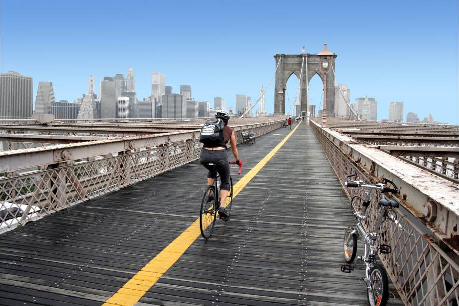 Ciclista na Ponte do Brooklyn em Nova York, Estados Unidos Ciclista na Ponte do Brooklyn em Nova York, Estados Unidos