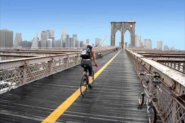 Ciclista na Ponte do Brooklyn em Nova York, Estados Unidos Ciclista na Ponte do Brooklyn em Nova York, Estados Unidos