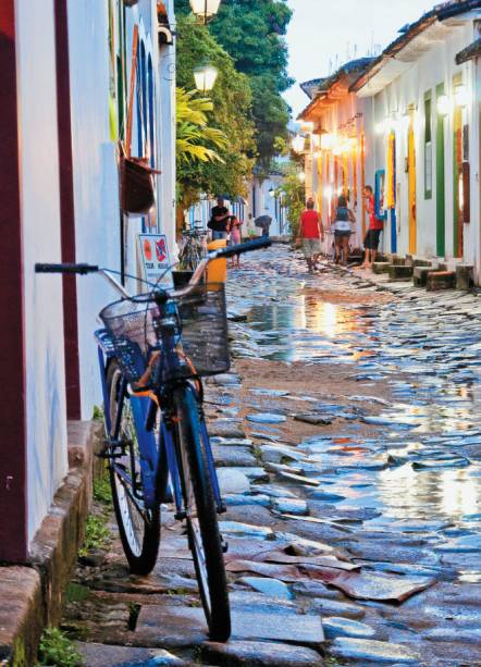 Rua do Centro Histórico com casario e calçamento tipicamente coloniais de Paraty