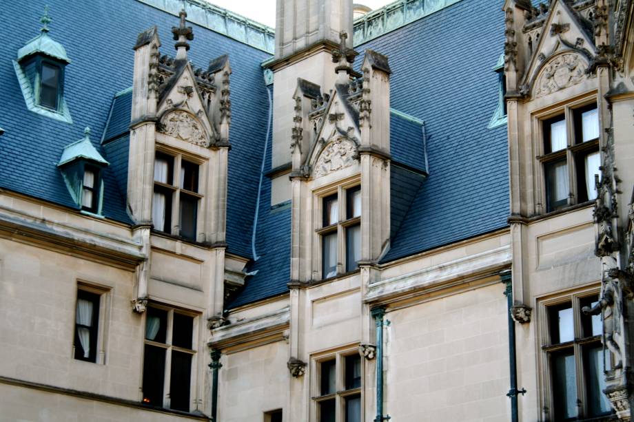 <strong>Biltmore Estate, Asheville, <a href="https://viajeaqui.abril.com.br/paises/estados-unidos" rel="Estados Unidos" target="_blank">Estados Unidos</a></strong> É uma casa, mas poderia ser um castelo. A maior habitação privada da terra do Tio Sam foi construída no final do século 19, no estilo renascentista francês, e suas belíssimas janelas triangulares foram esculpidas com rosetas e trefoils <strong>Biltmore Estate, Asheville, <a href="https://viajeaqui.abril.com.br/paises/estados-unidos" rel="Estados Unidos" target="_blank">Estados Unidos</a></strong> É uma casa, mas poderia ser um castelo. A maior habitação privada da terra do Tio Sam foi construída no final do século 19, no estilo renascentista francês, e suas belíssimas janelas triangulares foram esculpidas com rosetas e trefoils