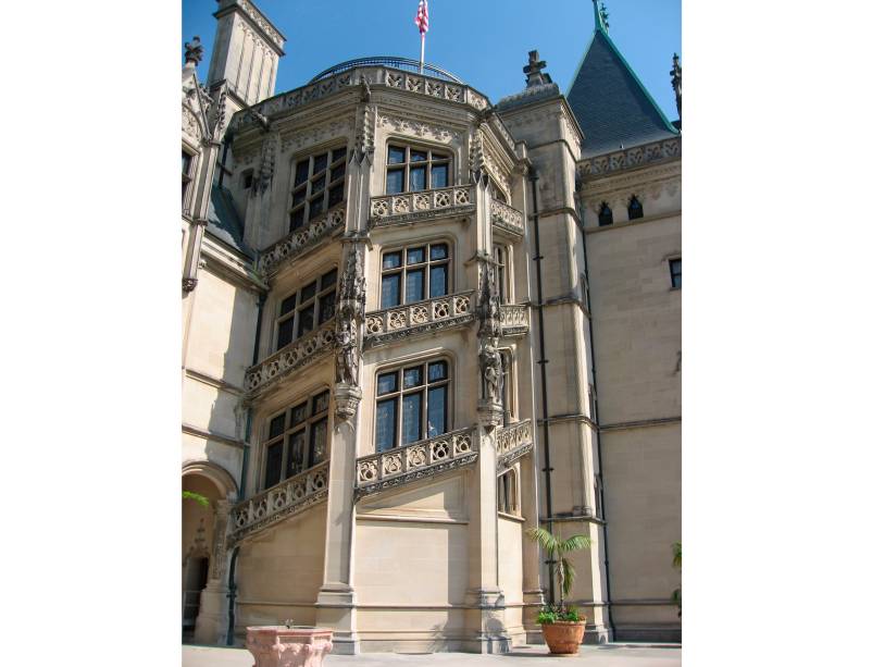 <strong>Biltmore Estate, Asheville, <a href="https://viajeaqui.abril.com.br/paises/estados-unidos" rel="Estados Unidos" target="_blank">Estados Unidos</a></strong> E nem mesmo as escadas escapam. Ali, o vidro acompanha a curvatura, conferindo um design clássico, mas diferente <strong>Biltmore Estate, Asheville, <a href="https://viajeaqui.abril.com.br/paises/estados-unidos" rel="Estados Unidos" target="_blank">Estados Unidos</a></strong> E nem mesmo as escadas escapam. Ali, o vidro acompanha a curvatura, conferindo um design clássico, mas diferente