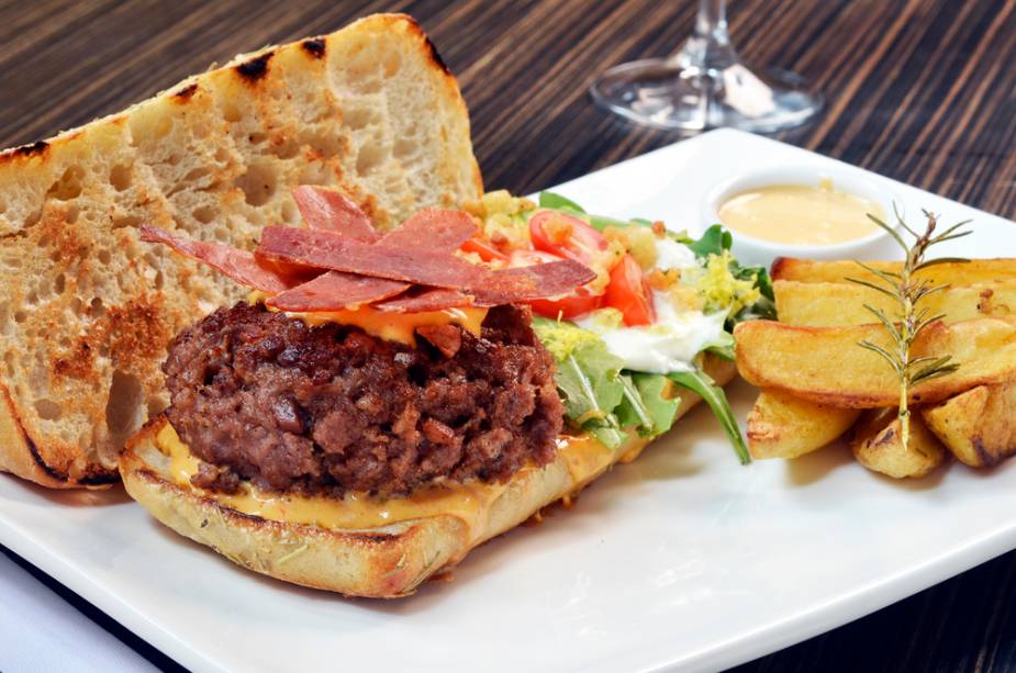 O restaurante <a href="https://viajeaqui.abril.com.br/estabelecimentos/br-sp-sao-paulo-restaurante-biondi" rel="Biondi">Biondi</a>, no Itaim Bibi, preparou para o São Paulo Burguer Fest um hambúrguer de vitela, presunto San Daniele, burrata, tomatinho assado, rúcula e maionese ao pomodoro O restaurante <a href="https://viajeaqui.abril.com.br/estabelecimentos/br-sp-sao-paulo-restaurante-biondi" rel="Biondi">Biondi</a>, no Itaim Bibi, preparou para o São Paulo Burguer Fest um hambúrguer de vitela, presunto San Daniele, burrata, tomatinho assado, rúcula e maionese ao pomodoro