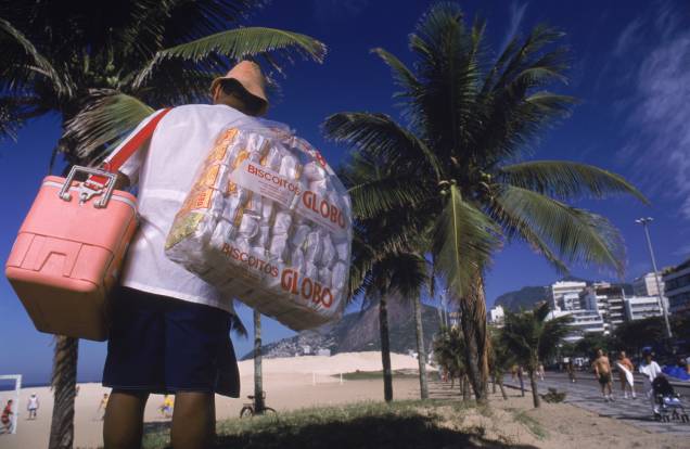 <strong>Biscoito Globo</strong><br /><br />A tradicional marca de bishhhhcoito de polvilho é vendido por ambulantes e em bancas de jornal no <a href="https://viajeaqui.abril.com.br/cidades/br-rj-rio-de-janeiro" rel="Rio de Janeiro">Rio de Janeiro</a>, nas versões doce e salgada. Por ironia, um paulista foi o criador do biscoito. Há controvérsias, mas não há nada de tão diferente no sabor dele. Mas sujar-se com os farelos em frente ao mar faz você se sentir mais carioca. A partir de R$ 2 – nos bairros nobres, fica mais caro. <strong>Biscoito Globo</strong><br /><br />A tradicional marca de bishhhhcoito de polvilho é vendido por ambulantes e em bancas de jornal no <a href="https://viajeaqui.abril.com.br/cidades/br-rj-rio-de-janeiro" rel="Rio de Janeiro">Rio de Janeiro</a>, nas versões doce e salgada. Por ironia, um paulista foi o criador do biscoito. Há controvérsias, mas não há nada de tão diferente no sabor dele. Mas sujar-se com os farelos em frente ao mar faz você se sentir mais carioca. A partir de R$ 2 – nos bairros nobres, fica mais caro.