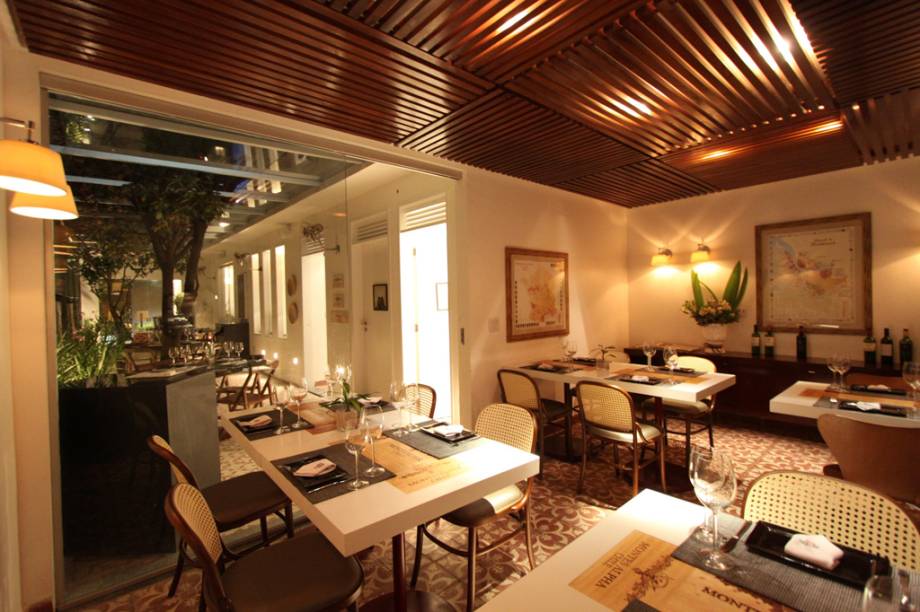 <a href="https://viajeaqui.abril.com.br/estabelecimentos/br-pe-recife-restaurante-bistrot-du-vin" rel="Bistrot du Vin (Recife)"><strong>Bistrot du Vin</strong></a><strong> (Recife)</strong><br /> <br /> A casa estrelada comandada pelo chef Hugo Prouvot vai oferecer pratos especiais <strong>de 3 a 7 de abril</strong>. Para a entrada há três opções: <strong>tartar de camarão e abóbora ao azeite de limão e pipoca de linhaça</strong> (R$ 29), <strong>burratas de tomates ao forno sobre rúcula e torradas com pão suave de milho</strong> (R$ 23) e <strong>brandade de bacalhau com ciboulette ao vinagrete de feijão preto e feijão verde</strong> (R$ 26). No prato principal, a sugestão é o tradicional <strong>bacalhau confit</strong> acompanhado por lentilhas verdes du puy com crocante recheado ao creme de pupunha e azeitonas pretas (R$ 65). Quem quiser pode optar por outros pratos à base de peixe. Por fim, na sobremesa, a boa pedida é o <strong>pão de mel com doce de leite</strong> e duas texturas de chocolate (R$ 14) <a href="https://viajeaqui.abril.com.br/estabelecimentos/br-pe-recife-restaurante-bistrot-du-vin" rel="Bistrot du Vin (Recife)"><strong>Bistrot du Vin</strong></a><strong> (Recife)</strong><br /> <br /> A casa estrelada comandada pelo chef Hugo Prouvot vai oferecer pratos especiais <strong>de 3 a 7 de abril</strong>. Para a entrada há três opções: <strong>tartar de camarão e abóbora ao azeite de limão e pipoca de linhaça</strong> (R$ 29), <strong>burratas de tomates ao forno sobre rúcula e torradas com pão suave de milho</strong> (R$ 23) e <strong>brandade de bacalhau com ciboulette ao vinagrete de feijão preto e feijão verde</strong> (R$ 26). No prato principal, a sugestão é o tradicional <strong>bacalhau confit</strong> acompanhado por lentilhas verdes du puy com crocante recheado ao creme de pupunha e azeitonas pretas (R$ 65). Quem quiser pode optar por outros pratos à base de peixe. Por fim, na sobremesa, a boa pedida é o <strong>pão de mel com doce de leite</strong> e duas texturas de chocolate (R$ 14)