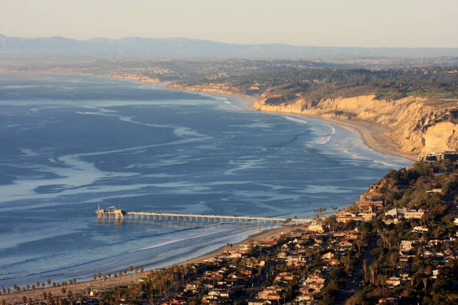 Antes conhecida como Torrey Pines State and City Beach, a Black’s Beach é <strong><em>clothing optional</em></strong>, ou seja, aproveitar a praia com trajes de banho é opcional. A faixa onde se pode deixar a inibição de lado é <strong>entre Mussel Rocks</strong>, ao norte, <strong>e Salk Institute Road</strong>, ao sul