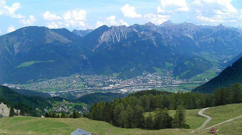 <strong>Milka Schokoladenfest - Bludenz, Áustria</strong><br />  <br />  Situada na confluência de cinco vales alpinos, Bludenz, <a href="https://viajeaqui.abril.com.br/paises/austria" rel="Austria" target="_blank">Áustria</a>, já mereceria uma visita pela beleza do entorno, com suas pistas de esqui e trilhas de mountain-bike.    Uma deliciosa desculpa adicional para conhecê-la é o <em><strong>Milka Schokoladefest</strong></em>. Por dois dias em julho a cidade recebe brincadeiras, gincanas, corridas de bicicleta e outras atividades para grande alegria da criançada. Isso sem falar no festival de chocolate, quando é consumida cerca de uma tonelada do produto.    <strong>Quando</strong>: 9 de julho    <strong>Onde</strong>: Bludenz Stadt, Innerorts, Bludenz    <strong>Informações</strong>: <a href="https://www.bludenz.at" rel="www.bludenz.at" target="_blank"><strong>www.bludenz.at</strong></a>