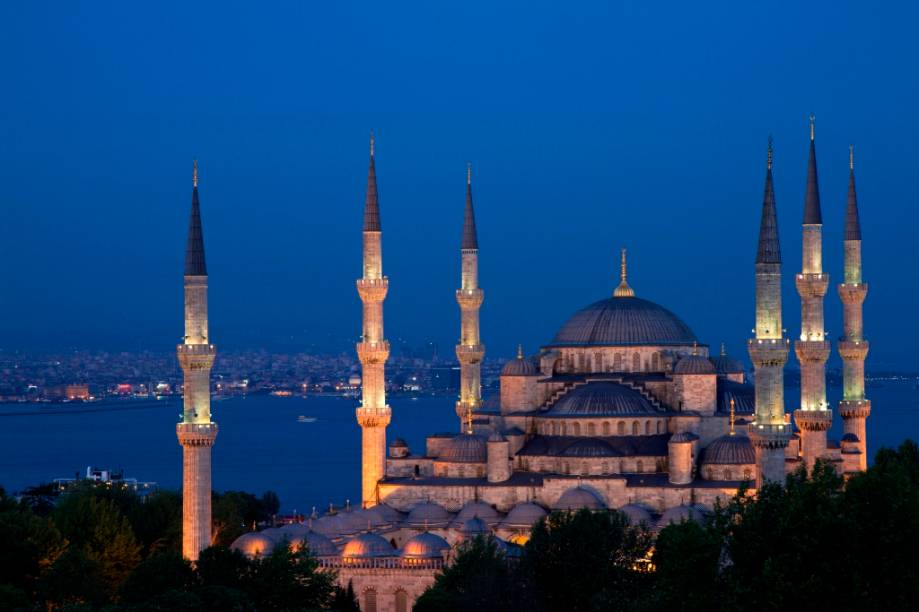 <strong>Mesquita Azul, <a href="https://viajeaqui.abril.com.br/cidades/turquia-istambul" rel="Istambul" target="_blank">Istambul</a>, Turquia</strong><br />        O estilo arquitet&ocirc;nico otomano chegou ao seu &aacute;pice com a Cami Sult&atilde;o Ahmed (1617), um grande aperfei&ccedil;oamento t&eacute;cnico das c&uacute;pulas de <a href="https://viajeaqui.abril.com.br/estabelecimentos/turquia-istambul-atracao-santa-sofia" rel="Hagia Sofia" target="_blank">Hagia Sofia</a>, acrescido de seis dram&aacute;ticos minaretes. Projetada por Mehmed Agha, &eacute; popularmente conhecida como <a href="https://viajeaqui.abril.com.br/estabelecimentos/turquia-istambul-atracao-mesquita-azul" rel="Mesquita Azul" target="_blank">Mesquita Azul</a>