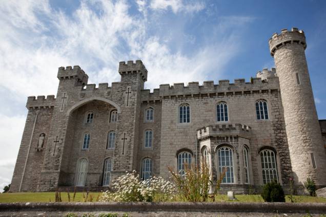 O Castelo Bodelwyddan foi construído no século e é célebre por conta de seus jardins e das histórias sobre seus fantasmas O Castelo Bodelwyddan foi construído no século e é célebre por conta de seus jardins e das histórias sobre seus fantasmas