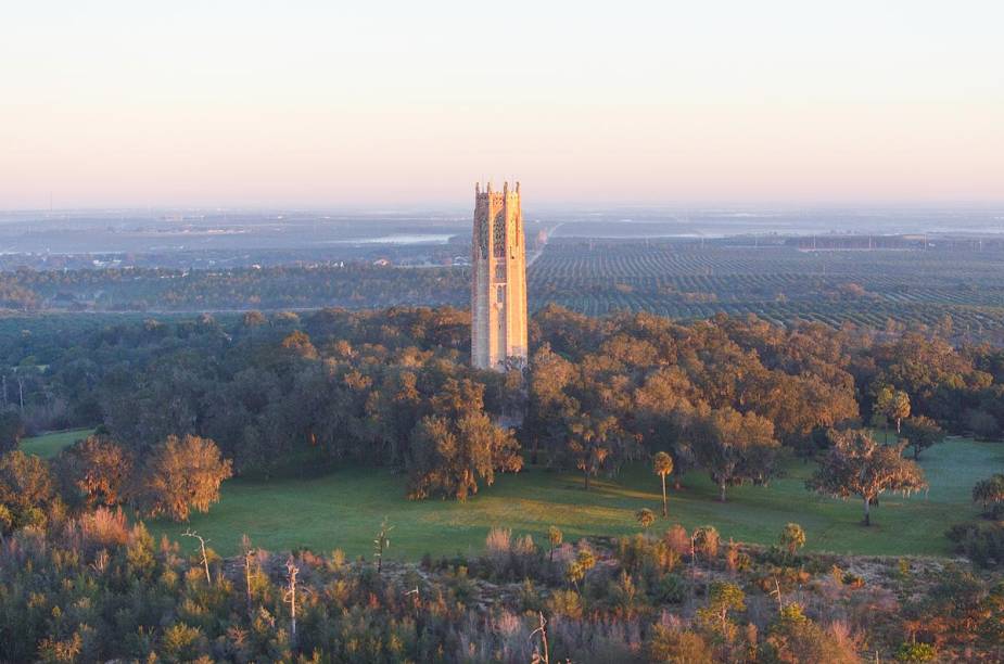 <strong>Bok Tower Gardens</strong>                                                                    Entre as cidades de Tampa e Orlando, o enorme jardim guardado por uma imponente torre fica no ponto mais alto do estado da Flórida