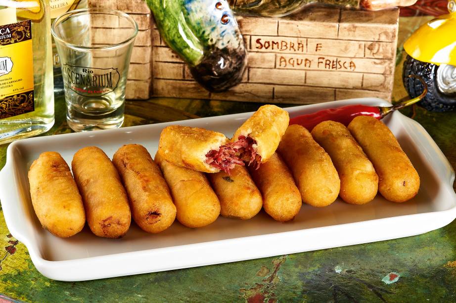 <strong>PARA OUVIR SAMBA</strong> <strong><a href="https://rioscenarium.art.br/" target="_blank" rel="noopener">Rio Scenarium</a> </strong>Inaugurado em 2001, o espaço é grandioso: um casarão restaurado do século 19 com três andares, próximo aos Arcos da Lapa, na Rua do Lavradio (famosa pela concentração de antiquários e endereço de uma feira de antiguidades que ocorre no primeiro sábado de cada mês). Mobílias e objetos de época enfeitam e se multiplicam pelos vários ambientes da casa, que recebe em seu palco shows de samba, choro e gafieira. Somadas, a música, a localização e a decoração cenográfica produzem um apelo quase irresistível aos olhos e ouvidos estrangeiros, conferindo ao Rio Scenarium o status de atração turística <em>R. do Lavradio, 20 (Lapa), (21) 3147-9000</em> <strong>PARA OUVIR SAMBA</strong> <strong><a href="https://rioscenarium.art.br/" target="_blank" rel="noopener">Rio Scenarium</a> </strong>Inaugurado em 2001, o espaço é grandioso: um casarão restaurado do século 19 com três andares, próximo aos Arcos da Lapa, na Rua do Lavradio (famosa pela concentração de antiquários e endereço de uma feira de antiguidades que ocorre no primeiro sábado de cada mês). Mobílias e objetos de época enfeitam e se multiplicam pelos vários ambientes da casa, que recebe em seu palco shows de samba, choro e gafieira. Somadas, a música, a localização e a decoração cenográfica produzem um apelo quase irresistível aos olhos e ouvidos estrangeiros, conferindo ao Rio Scenarium o status de atração turística <em>R. do Lavradio, 20 (Lapa), (21) 3147-9000</em>