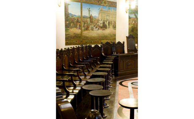 Além das cadeiras para os negociadores, havia também uma pequena mesa a frente de cada uma delas, onde eles podiam conferir o café que queriam comprar Além das cadeiras para os negociadores, havia também uma pequena mesa a frente de cada uma delas, onde eles podiam conferir o café que queriam comprar
