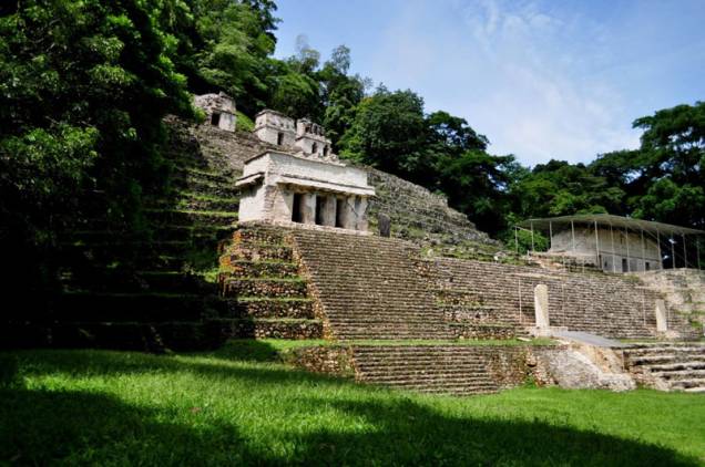 <strong>Bonampak</strong><br />O nome da cidade vem de uma palavra maia que designa "muros pintados". É exatamente essa característica que torna fascinante este sítio arqueológico, no meio da floresta de Chiapas: as paredes internas de seus templos estão cobertas por pinturas murais que contam a sucessão dos acontecimentos desde a fundação da cidade até os feitos mais relevantes de seus governantes <strong>Bonampak</strong><br />O nome da cidade vem de uma palavra maia que designa "muros pintados". É exatamente essa característica que torna fascinante este sítio arqueológico, no meio da floresta de Chiapas: as paredes internas de seus templos estão cobertas por pinturas murais que contam a sucessão dos acontecimentos desde a fundação da cidade até os feitos mais relevantes de seus governantes