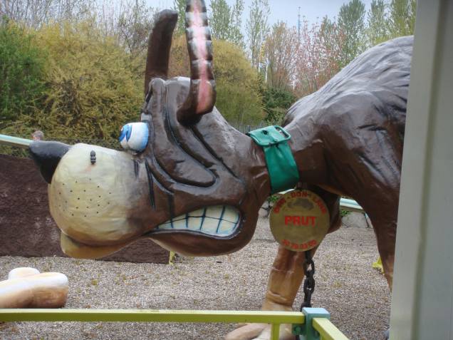 Se não fosse pela decoração, digamos, escatológica, o <strong>BonBon Land</strong> seria uma parque como muitos outros. Localizado na Dinamarca, ele tem vários brinquedos bastante comuns em parques de diversões, como a montanha-russa, por exemplo.<br /><br />O detalhe que o deixa com uma cara para lá de inusitada são os animais nada convencionais espalhados pelo local. Em um dos brinquedos, uma tartaruga gigante foi esculpida com expressão de medo misturado com enjoo, em outros pontos do parque, há esculturas de cachorros defecando e soltando gases (foto) Se não fosse pela decoração, digamos, escatológica, o <strong>BonBon Land</strong> seria uma parque como muitos outros. Localizado na Dinamarca, ele tem vários brinquedos bastante comuns em parques de diversões, como a montanha-russa, por exemplo.<br /><br />O detalhe que o deixa com uma cara para lá de inusitada são os animais nada convencionais espalhados pelo local. Em um dos brinquedos, uma tartaruga gigante foi esculpida com expressão de medo misturado com enjoo, em outros pontos do parque, há esculturas de cachorros defecando e soltando gases (foto)