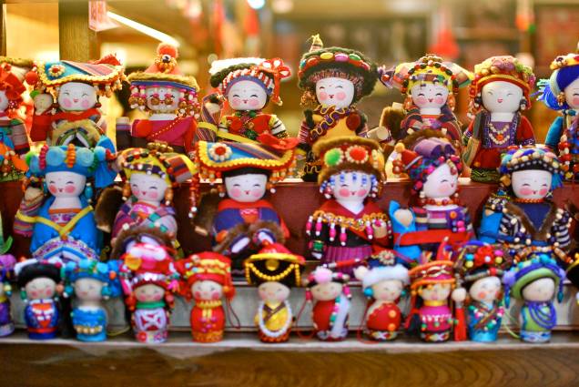 As bonecas são muito presentes e comuns na cultura chinesa. Estas, com roupas supercoloridas, representam minorias étnicas do país As bonecas são muito presentes e comuns na cultura chinesa. Estas, com roupas supercoloridas, representam minorias étnicas do país