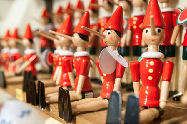 O Pinóquio é um dos personagens mais célebres da cultura italiana. Não é por menos que o famoso boneco de madeira lotas prateleiras por lá. É só uma pena que seu nariz não cresce de verdade... O Pinóquio é um dos personagens mais célebres da cultura italiana. Não é por menos que o famoso boneco de madeira lotas prateleiras por lá. É só uma pena que seu nariz não cresce de verdade...