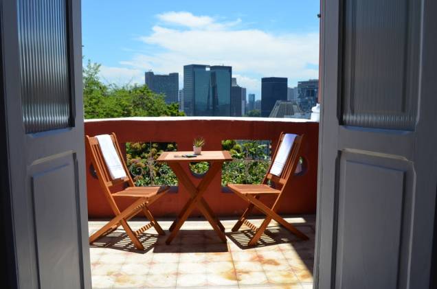 <strong><a href="https://viajeaqui.abril.com.br/estabelecimentos/br-rj-rio-de-janeiro-hospedagem-bossa-in-rio" rel="Bossa in Rio" target="_blank">Bossa in Rio</a>, no <a href="https://viajeaqui.abril.com.br/cidades/br-rj-rio-de-janeiro" rel="Rio de Janeiro" target="_blank">Rio de Janeiro</a> (<a href="https://viajeaqui.abril.com.br/estados/br-rio-de-janeiro" rel="RJ" target="_blank">RJ</a>)</strong> O casarão tem bar, mesa de sinuca e boa área externa. Arejados, os quartos privativos possuem decoração clean e janelões com vista para a região central. As acomodações coletivas, mais novas, ficam numa construção anexa. <a href="https://www.booking.com/hotel/br/bossa-in-rio.pt-br.html?aid=332455&label=viagemabril-hostelsdescolados" rel="BOOKING.COM: veja os preços e faça sua reserva no Bossa in Rio" target="_blank">BOOKING.COM: veja os preços e faça sua reserva no Bossa in Rio</a> <strong><a href="https://viajeaqui.abril.com.br/estabelecimentos/br-rj-rio-de-janeiro-hospedagem-bossa-in-rio" rel="Bossa in Rio" target="_blank">Bossa in Rio</a>, no <a href="https://viajeaqui.abril.com.br/cidades/br-rj-rio-de-janeiro" rel="Rio de Janeiro" target="_blank">Rio de Janeiro</a> (<a href="https://viajeaqui.abril.com.br/estados/br-rio-de-janeiro" rel="RJ" target="_blank">RJ</a>)</strong> O casarão tem bar, mesa de sinuca e boa área externa. Arejados, os quartos privativos possuem decoração clean e janelões com vista para a região central. As acomodações coletivas, mais novas, ficam numa construção anexa. <a href="https://www.booking.com/hotel/br/bossa-in-rio.pt-br.html?aid=332455&label=viagemabril-hostelsdescolados" rel="BOOKING.COM: veja os preços e faça sua reserva no Bossa in Rio" target="_blank">BOOKING.COM: veja os preços e faça sua reserva no Bossa in Rio</a>