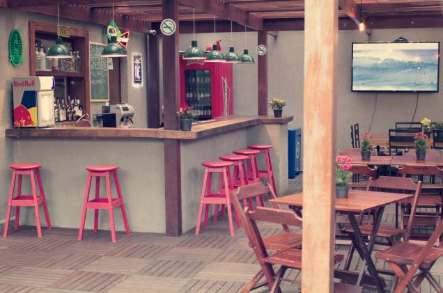 <strong><a href="https://viajeaqui.abril.com.br/estabelecimentos/br-rj-rio-de-janeiro-hospedagem-botanic-hostel" rel="Botanic Hostel" target="_blank">Botanic Hostel</a>, no <a href="https://viajeaqui.abril.com.br/cidades/br-rj-rio-de-janeiro" rel="Rio de Janeiro" target="_blank">Rio de Janeiro</a> (<a href="https://viajeaqui.abril.com.br/estados/br-rio-de-janeiro" rel="RJ" target="_blank">RJ</a>)</strong> Ao ar livre, o badalado bar do hostel (onde também servem o café da manhã) recebe turistas e cariocas. Integrada à recepção, a sala de estar reúne bom sofá, TV e suporte com carregadores de celular. Todos os quartos têm janelas antirruído e cobertores de microfibra. Os coletivos dispõem de beliches, com proteção lateral grossa, e lockers de alumínio (ficam fora dos quartos). Os privativos dispõem de boa área interna e banheiro. <a href="https://www.booking.com/hotel/br/botanic-hostel.pt-br.html??aid=332455&label=viagemabril-hostelsdescolados" rel="BOOKING.COM: veja os preços e faça sua reserva no Botanic Hostel" target="_blank">BOOKING.COM: veja os preços e faça sua reserva no Botanic Hostel</a> <strong><a href="https://viajeaqui.abril.com.br/estabelecimentos/br-rj-rio-de-janeiro-hospedagem-botanic-hostel" rel="Botanic Hostel" target="_blank">Botanic Hostel</a>, no <a href="https://viajeaqui.abril.com.br/cidades/br-rj-rio-de-janeiro" rel="Rio de Janeiro" target="_blank">Rio de Janeiro</a> (<a href="https://viajeaqui.abril.com.br/estados/br-rio-de-janeiro" rel="RJ" target="_blank">RJ</a>)</strong> Ao ar livre, o badalado bar do hostel (onde também servem o café da manhã) recebe turistas e cariocas. Integrada à recepção, a sala de estar reúne bom sofá, TV e suporte com carregadores de celular. Todos os quartos têm janelas antirruído e cobertores de microfibra. Os coletivos dispõem de beliches, com proteção lateral grossa, e lockers de alumínio (ficam fora dos quartos). Os privativos dispõem de boa área interna e banheiro. <a href="https://www.booking.com/hotel/br/botanic-hostel.pt-br.html??aid=332455&label=viagemabril-hostelsdescolados" rel="BOOKING.COM: veja os preços e faça sua reserva no Botanic Hostel" target="_blank">BOOKING.COM: veja os preços e faça sua reserva no Botanic Hostel</a>