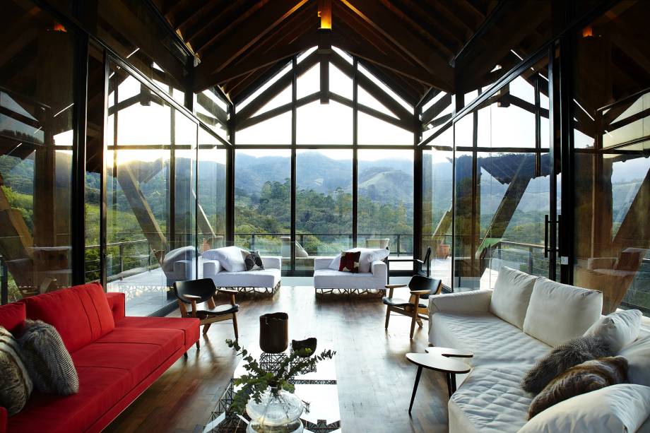 É o <strong><a href="https://viajeaqui.abril.com.br/estabelecimentos/br-sp-campos-do-jordao-hospedagem-botanique-hotel-spa" target="_blank">Botanique Hotel & Spa</a></strong>, aberto em 2012, com diárias que custam mais de R$ 2 mil. Cercado pela vegetação da Serra da Mantiqueira, a 30 km do centro da cidade, o hotel ocupa uma área de 1, 2 milhão de metros quadrados no Vale dos Mellos, marcado pela rica vegetação da Mata Atlântica. Por aqui, o foco principal é a valorização da cultura brasileira, com uma linha de cosméticos exclusiva desenvolvidas a partir de ingredientes da flora da Mantiqueira, um restaurante que preserva sua identidade com ingredientes regionais (o <a href="https://viajeaqui.abril.com.br/estabelecimentos/br-sp-campos-do-jordao-restaurante-mina-botanique-hotel-spa" target="_blank">Mina</a>, do chef Gabriel Broide), carta com vinhos, águas e cervejas nacionais, além de uma biblioteca ocupada por livros de autores renomados da literatura brasileira <a href="https://www.booking.com/hotel/br/botanique-amp-spa.pt-br.html?aid=332455&label=viagemabril-curiosidadescamposdojordao" target="_blank"><em>Faça sua reserva no Botanique Hotel & Spa através do Booking.com</em></a>