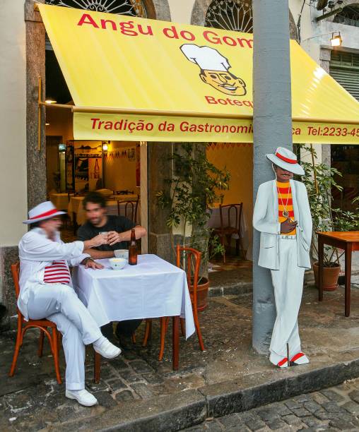 <strong>PARA OUVIR SAMBA</strong> <strong><a href="https://rodadesambadapedradosal.blogspot.com.br/" target="_blank" rel="noopener">Pedra do Sal</a> </strong>A Pedra do Sal fica na “Pequena África”, região da Zona Portuária conhecida no século 19 pela concentração de escravos que aportavam por ali e pelo mercado de negros do Cais do Valongo. Simbólica ocupação, a roda de samba ocorre toda segunda (menos em dias de chuva), com músicos que se alternam numa longa mesa montada ao relento. Para comer e beber, uma opção é o <a href="https://www.angudogomes.com.br/" target="_blank" rel="noopener">Angu do Gomes</a>, endereço tradicional que durante décadas foi sinônimo de comida de rua no <a href="https://viajeaqui.abril.com.br/cidades/br-rj-rio-de-janeiro" target="_blank" rel="noopener">Rio</a>, quando o angu (mingau de fubá servido com carne ensopada) era vendido de forma itinerante, em carrocinhas espalhadas pela cidade <em>R. Sacadura Cabral, 75 - Saúde</em> <strong>PARA OUVIR SAMBA</strong> <strong><a href="https://rodadesambadapedradosal.blogspot.com.br/" target="_blank" rel="noopener">Pedra do Sal</a> </strong>A Pedra do Sal fica na “Pequena África”, região da Zona Portuária conhecida no século 19 pela concentração de escravos que aportavam por ali e pelo mercado de negros do Cais do Valongo. Simbólica ocupação, a roda de samba ocorre toda segunda (menos em dias de chuva), com músicos que se alternam numa longa mesa montada ao relento. Para comer e beber, uma opção é o <a href="https://www.angudogomes.com.br/" target="_blank" rel="noopener">Angu do Gomes</a>, endereço tradicional que durante décadas foi sinônimo de comida de rua no <a href="https://viajeaqui.abril.com.br/cidades/br-rj-rio-de-janeiro" target="_blank" rel="noopener">Rio</a>, quando o angu (mingau de fubá servido com carne ensopada) era vendido de forma itinerante, em carrocinhas espalhadas pela cidade <em>R. Sacadura Cabral, 75 - Saúde</em>