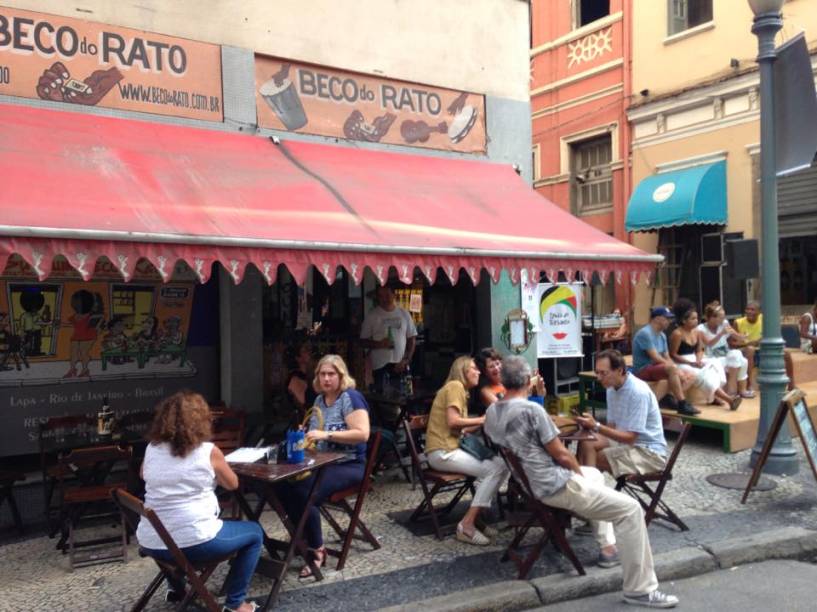 <strong>PARA OUVIR SAMBA</strong> <strong><a href="https://becodorato.com.br/" target="_blank" rel="noopener">Beco do Rato</a> </strong>Surgiu em 2005 como depósito de bebidas, num canto de rua desprestigiado. Aos poucos o dono Márcio Pacheco começou a receber clientes a fim de bater papo e beber alguma coisinha por ali mesmo e decidiu improvisar um isopor com cerveja gelada. O bar caiu no gosto dos moradores e hoje tem programação de samba e choro, encontros de poesia e um cineclube (com exibição de filmes num telão). Pastel de angu e caldinhos de feijão e mocotó acompanham a cerveja – que passou do isopor para as geladeiras <em>R. Joaquim Silva, 11 (Lapa), (21) 2508-5600</em> <strong>PARA OUVIR SAMBA</strong> <strong><a href="https://becodorato.com.br/" target="_blank" rel="noopener">Beco do Rato</a> </strong>Surgiu em 2005 como depósito de bebidas, num canto de rua desprestigiado. Aos poucos o dono Márcio Pacheco começou a receber clientes a fim de bater papo e beber alguma coisinha por ali mesmo e decidiu improvisar um isopor com cerveja gelada. O bar caiu no gosto dos moradores e hoje tem programação de samba e choro, encontros de poesia e um cineclube (com exibição de filmes num telão). Pastel de angu e caldinhos de feijão e mocotó acompanham a cerveja – que passou do isopor para as geladeiras <em>R. Joaquim Silva, 11 (Lapa), (21) 2508-5600</em>