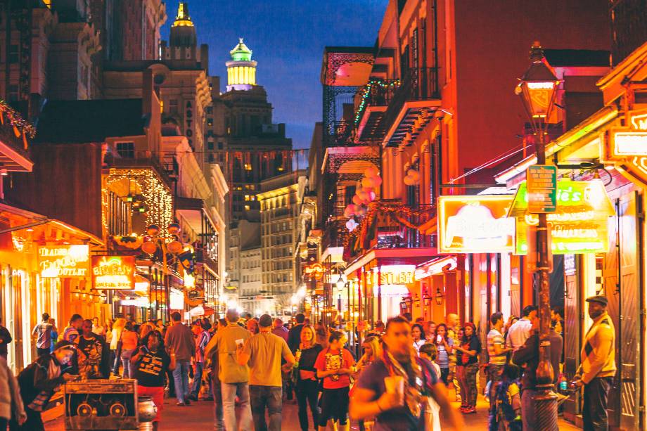 <strong>Bourbon Street, <a href="https://viajeaqui.abril.com.br/cidades/estados-unidos-nova-orleans" rel="Nova Orleans" target="_blank">Nova Orleans</a></strong>        O coração quente do jazz tem um lar e ele fica na parte da Bourbon Street entre a Canal Street e a Esplanade Avenue. Bares e clubes de striptease também aumentam o clima e a ambientação boêmia do local