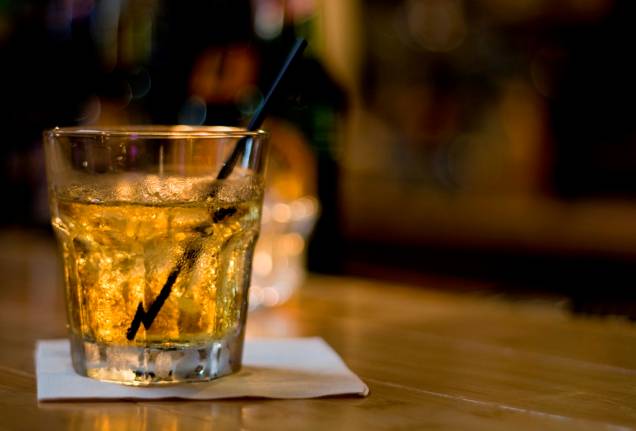 <strong>Bourbon </strong><strong>–</strong><strong> <a href="https://viajeaqui.abril.com.br/paises/estados-unidos" rel="Estados Unidos" target="_blank">Estados Unidos</a></strong><br /> O whiskey americano é feito primariamente de grãos de milho e envelhecido em barris novos de carvalho até adquirir a característica cor âmbar. São múltiplas as formas de apreciá-lo: puro, <em>on the rocks </em>ou em drinks clássicos como o <strong>Manhattan </strong>e o <strong>Old Fashioned</strong>. Apesar de sua origem no estado do Kentucky, o Bourbon é produzido em todo o país e até mesmo no <strong><a href="https://viajeaqui.abril.com.br/paises/canada" rel="Canadá" target="_blank">Canadá</a></strong>.<br /> <strong>Teor alcoólico médio:</strong> 40% <strong>Bourbon </strong><strong>–</strong><strong> <a href="https://viajeaqui.abril.com.br/paises/estados-unidos" rel="Estados Unidos" target="_blank">Estados Unidos</a></strong><br /> O whiskey americano é feito primariamente de grãos de milho e envelhecido em barris novos de carvalho até adquirir a característica cor âmbar. São múltiplas as formas de apreciá-lo: puro, <em>on the rocks </em>ou em drinks clássicos como o <strong>Manhattan </strong>e o <strong>Old Fashioned</strong>. Apesar de sua origem no estado do Kentucky, o Bourbon é produzido em todo o país e até mesmo no <strong><a href="https://viajeaqui.abril.com.br/paises/canada" rel="Canadá" target="_blank">Canadá</a></strong>.<br /> <strong>Teor alcoólico médio:</strong> 40%