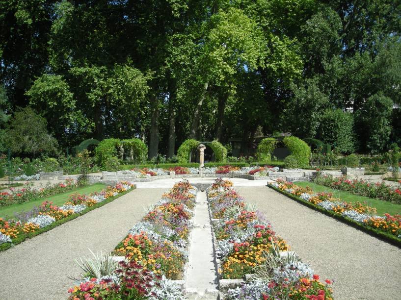 <strong>Bourges</strong> Não é só a Catedral de Saint-Étienne que rouba a cena em Bourges. Além das ruas, casas enxaimel e monumentos perfeitamente conservados, os jardins também são cuidados com todo esmero para contribuírem para essa atmosfera adorável que cidadezinhas francesas guardam <strong>Bourges</strong> Não é só a Catedral de Saint-Étienne que rouba a cena em Bourges. Além das ruas, casas enxaimel e monumentos perfeitamente conservados, os jardins também são cuidados com todo esmero para contribuírem para essa atmosfera adorável que cidadezinhas francesas guardam