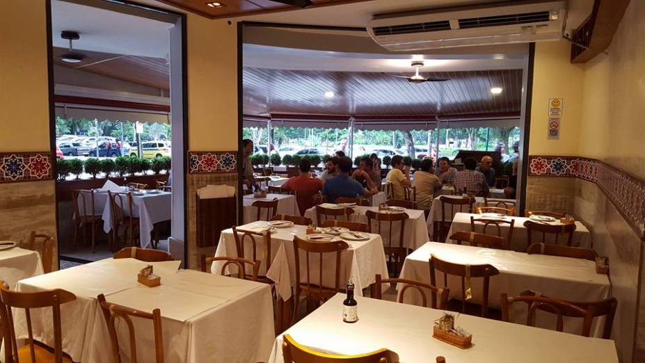 <strong>3. <a href="https://viajeaqui.abril.com.br/estabelecimentos/br-rj-rio-de-janeiro-restaurante-braseiro-da-gavea" rel="BRASEIRO DA GÁVEA" target="_blank">BRASEIRO DA GÁVEA</a></strong> (1,7 km)Desça a Marquês de São Vicente em direção à Praça Santos Dumont. Há décadas a vida noturna daqui fervilha sob o nome de Baixo Gávea (ou BG, para os íntimos). Mas há também bastante movimento no almoço de fim de semana, quando o Braseiro da Gávea fica entupido de gente. Peça uma mesa na varanda e, enquanto aguarda, um chope no balcão. O cardápio traz linguiça na brasa e picanha fatiada com arroz de brócolis.<em>Praça Santos Dumont, 116 (Gávea), 2239-7494</em> <strong>3. <a href="https://viajeaqui.abril.com.br/estabelecimentos/br-rj-rio-de-janeiro-restaurante-braseiro-da-gavea" rel="BRASEIRO DA GÁVEA" target="_blank">BRASEIRO DA GÁVEA</a></strong> (1,7 km)Desça a Marquês de São Vicente em direção à Praça Santos Dumont. Há décadas a vida noturna daqui fervilha sob o nome de Baixo Gávea (ou BG, para os íntimos). Mas há também bastante movimento no almoço de fim de semana, quando o Braseiro da Gávea fica entupido de gente. Peça uma mesa na varanda e, enquanto aguarda, um chope no balcão. O cardápio traz linguiça na brasa e picanha fatiada com arroz de brócolis.<em>Praça Santos Dumont, 116 (Gávea), 2239-7494</em>