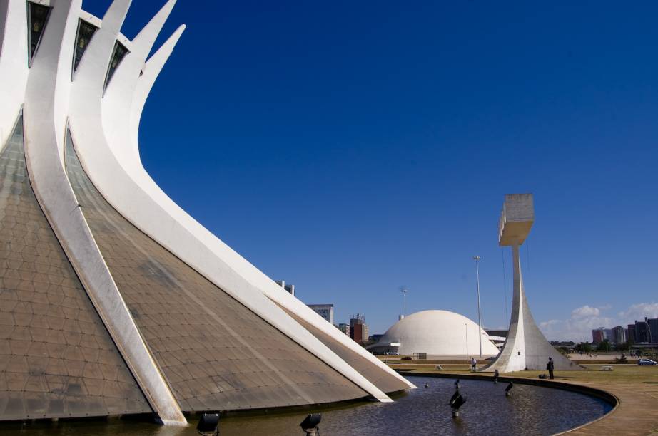 <strong><a href="https://viajeaqui.abril.com.br/cidades/br-df-brasilia" rel="BRASÍLIA">BRASÍLIA</a> (DF)</strong>A presença LGBT na capital nacional também é fortíssima. Tanto que a última Parada LGBT, em 2016, reuniu 50 mil pessoas no evento, segundo a organização. A cidade conta também com uma variedade de baladas voltadas para o público