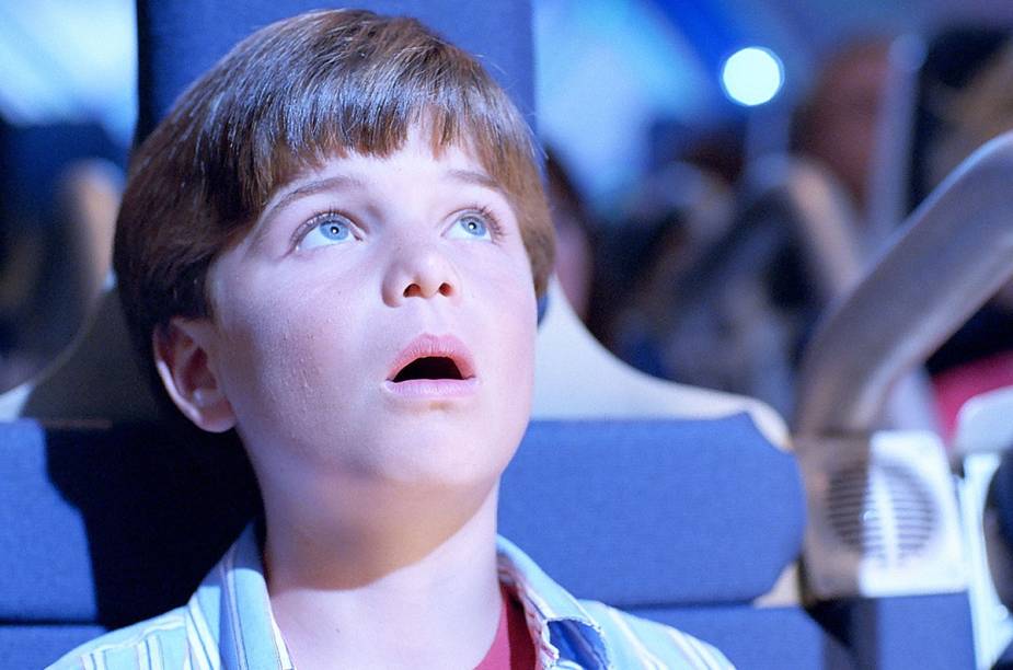 Garoto impressiona-se com as imagens da Terra vista do espaço, dentro do Shuttle Launch Experience Garoto impressiona-se com as imagens da Terra vista do espaço, dentro do Shuttle Launch Experience