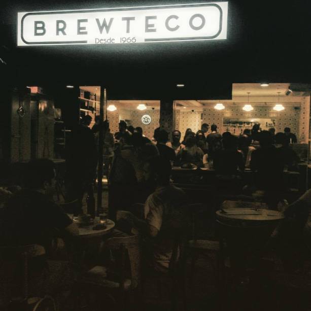 <strong>6. <a href="https://viajeaqui.abril.com.br/estabelecimentos/br-rj-rio-de-janeiro-atracao-rua-dias-ferreira" rel="RUA DIAS FERREIRA" target="_blank">RUA DIAS FERREIRA</a></strong> (270 m)A uma quadra do <a href="https://viajeaqui.abril.com.br/estabelecimentos/br-rj-rio-de-janeiro-restaurante-jobi" rel="Jobi" target="_blank">Jobi</a>, a Dias Ferreira é sinônimo de lojas de grife e cena gastronômica concorrida. É também endereço da <a href="https://www.livrariaargumento.com.br/" rel="Argumento" target="_blank">Argumento</a> (nº 417), uma das livrarias mais queridas da cidade. Faça uma paradinha para folhear, quem sabe comprar e tomar um café, ou cruze a rua e estique a happy hour no boteco – ou melhor, no <a href="https://www.facebook.com/Brewteco/" rel="Brewteco" target="_blank">Brewteco</a> (foto), um neo-pé-sujo estiloso com uma geladeira cheia de cervejas especiais. <strong>6. <a href="https://viajeaqui.abril.com.br/estabelecimentos/br-rj-rio-de-janeiro-atracao-rua-dias-ferreira" rel="RUA DIAS FERREIRA" target="_blank">RUA DIAS FERREIRA</a></strong> (270 m)A uma quadra do <a href="https://viajeaqui.abril.com.br/estabelecimentos/br-rj-rio-de-janeiro-restaurante-jobi" rel="Jobi" target="_blank">Jobi</a>, a Dias Ferreira é sinônimo de lojas de grife e cena gastronômica concorrida. É também endereço da <a href="https://www.livrariaargumento.com.br/" rel="Argumento" target="_blank">Argumento</a> (nº 417), uma das livrarias mais queridas da cidade. Faça uma paradinha para folhear, quem sabe comprar e tomar um café, ou cruze a rua e estique a happy hour no boteco – ou melhor, no <a href="https://www.facebook.com/Brewteco/" rel="Brewteco" target="_blank">Brewteco</a> (foto), um neo-pé-sujo estiloso com uma geladeira cheia de cervejas especiais.