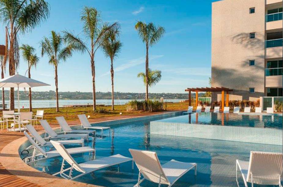 <strong>Brisas do Lago, em Bras&iacute;lia (DF)</strong>                                                    O enorme complexo de 700 apartamentos &agrave; margem do lago Parano&aacute; &eacute; uma experi&ecirc;ncia e tanto. O Brisas do Lago tem v&aacute;rios restaurantes, bar na piscina, beauty center, piscina de 25 metros, spa, cibercaf&eacute; e um cais ao longo da costa do lago, com redes e palmeiras para curtir a vista.