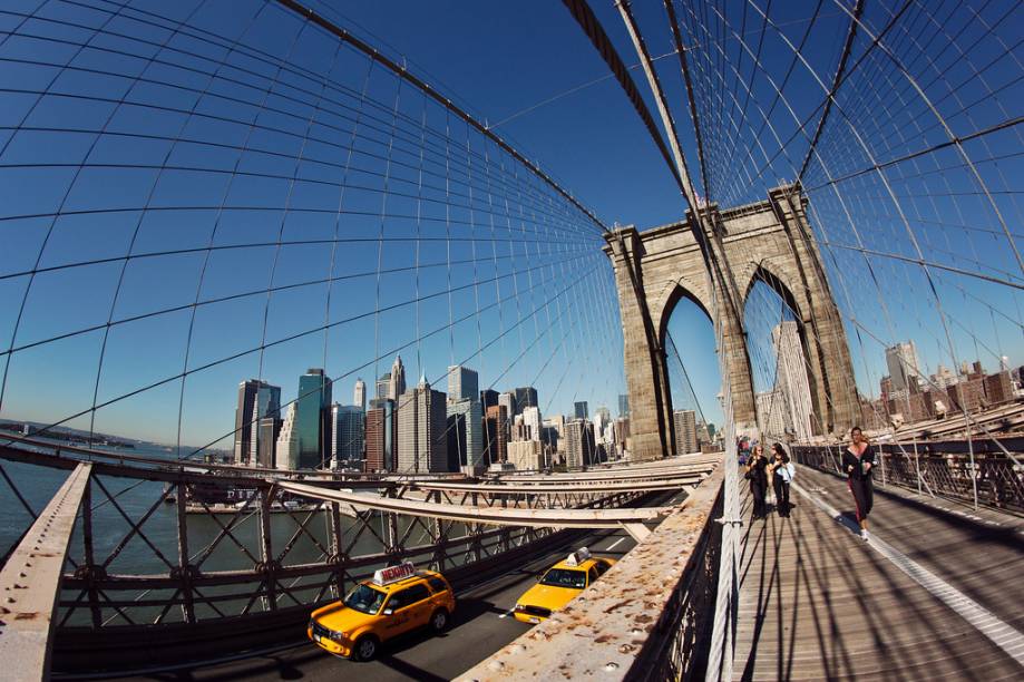 A mãe de todas as pontes suspensas modernas, a construção da Brooklyn Bridge, no final do século 19, foi um tremendo desafio de engenharia. Ela une a ilha de Manhattan ao distrito do Brooklyn A mãe de todas as pontes suspensas modernas, a construção da Brooklyn Bridge, no final do século 19, foi um tremendo desafio de engenharia. Ela une a ilha de Manhattan ao distrito do Brooklyn