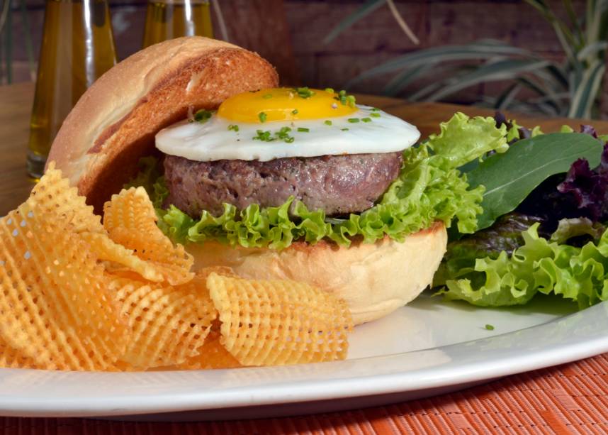 O <a href="https://www.brownsugar.com.br/" rel="Brown Sugar">Brown Sugar</a> (<em>Rua Padre João Manuel, 1055, Jardim Paulista</em>) preparou para o São Paulo Burguer Fest um tartare de picanha e filé-mignon à cavalo, com ovo frito e alface no pão de hambúrguer O <a href="https://www.brownsugar.com.br/" rel="Brown Sugar">Brown Sugar</a> (<em>Rua Padre João Manuel, 1055, Jardim Paulista</em>) preparou para o São Paulo Burguer Fest um tartare de picanha e filé-mignon à cavalo, com ovo frito e alface no pão de hambúrguer