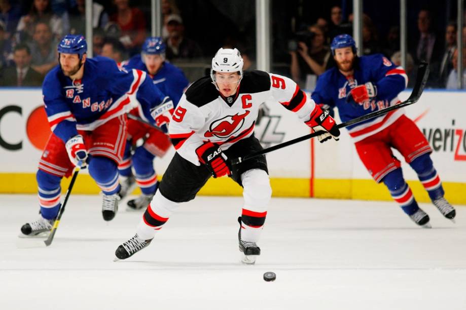 Além de shows e espetáculos, o Madison Square Garden também serve de casa para as equipes de basquete New York Knicks e de hóquei no gelo New York Rangers (na foto, de uniforme azul) Além de shows e espetáculos, o Madison Square Garden também serve de casa para as equipes de basquete New York Knicks e de hóquei no gelo New York Rangers (na foto, de uniforme azul)