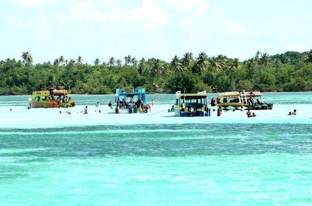“Nylon Pool”, em Tobago: piscina natural de águas cristalinas formada nos recifes Bucco “Nylon Pool”, em Tobago: piscina natural de águas cristalinas formada nos recifes Bucco