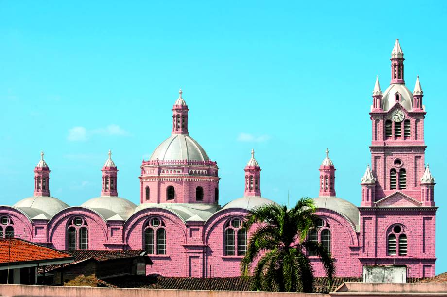 <strong>Buga</strong>                Com pouco mais de 110 mil habitantes, a cidade de Buga impressiona os turistas com o cenário montanhoso, repleto de cachoeiras. Um de seus grandes atrativos, no entanto, tem caráter religioso: é a Basílica do Senhor dos Milagres (foto), uma de suas principais atrações                <em><a href="https://www.booking.com/city/co/buga-co.pt-br.html?aid=332455&label=viagemabril-cenarios-da-colombia" rel="Veja preços de hotéis em Buga no Booking.com" target="_blank">Veja preços de hotéis em Buga no Booking.com</a></em>