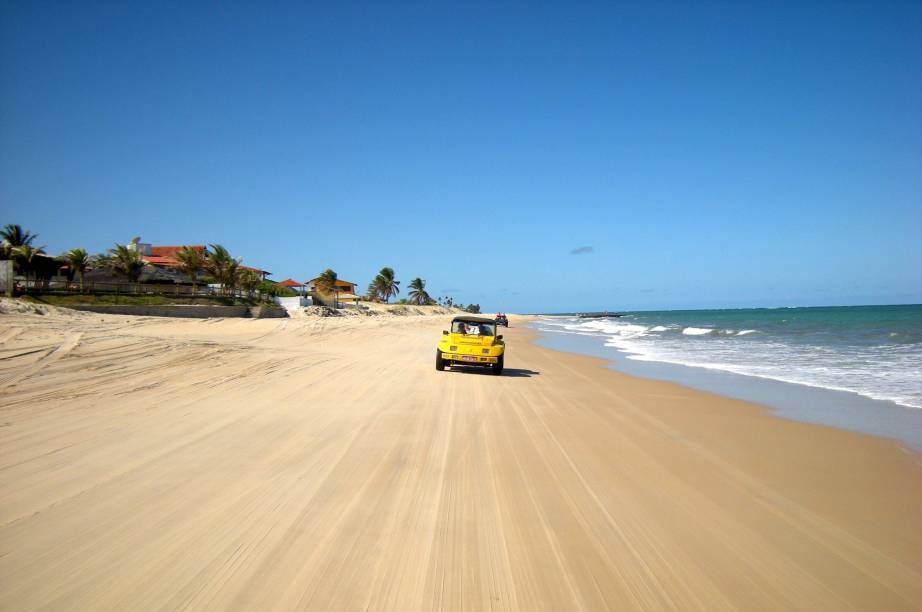 <a href="https://viajeaqui.abril.com.br/estados/br-rio-grande-do-norte" target="_blank">Rio Grande do Norte</a> é quase sinônimo de dunas e areia. E qual o melhor veículo para andar sobre essa paisagem potiguar? Isso mesmo: os divertidos bugues. É uma delícia sentar no banco de trás, jogar a cabeça para trás, fechar os olhos e só sentir o vento e o sol no seu rosto e ouvir o mar ao fundo