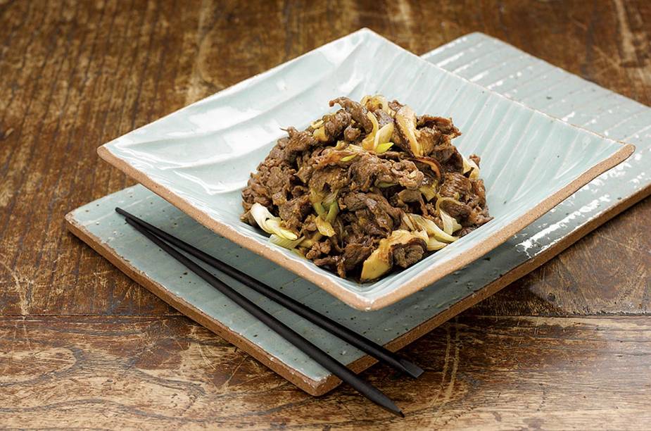 <strong>Bulgogi</strong>    O ingrediente principal são fatias finas de carne, marinadas com molho de soja e frutas grelhadas. O prato é agridoce, e costuma-se comer acompanhado de arroz ou fatias de pão