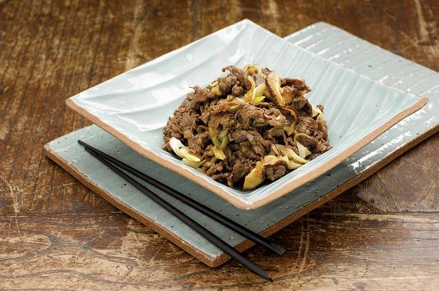 <strong>Bulgogi</strong> O ingrediente principal são fatias finas de carne, marinadas com molho de soja e frutas grelhadas. O prato é agridoce, e costuma-se comer acompanhado de arroz ou fatias de pão <strong>Bulgogi</strong> O ingrediente principal são fatias finas de carne, marinadas com molho de soja e frutas grelhadas. O prato é agridoce, e costuma-se comer acompanhado de arroz ou fatias de pão